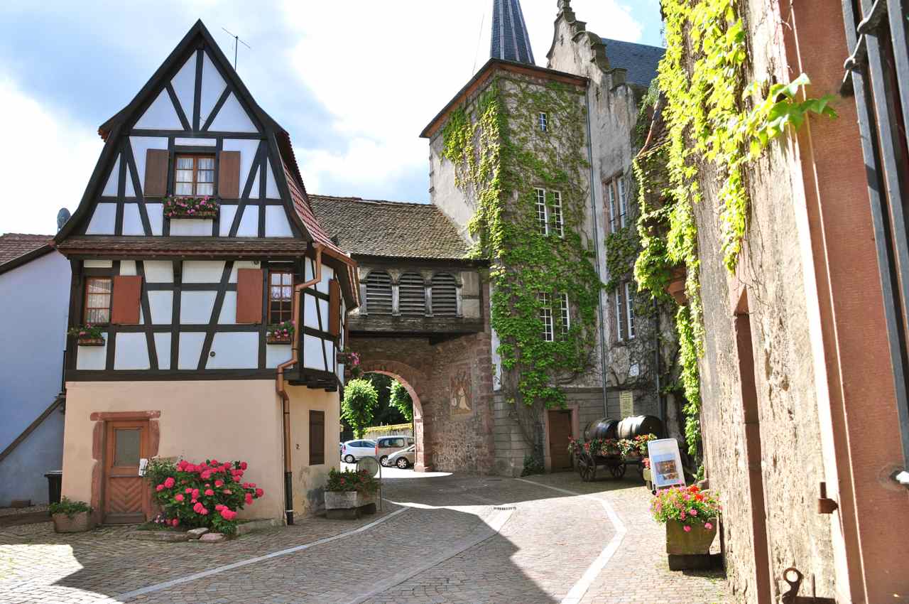 avec sa porte fortifiée et une tour renaissance, Kintzheim